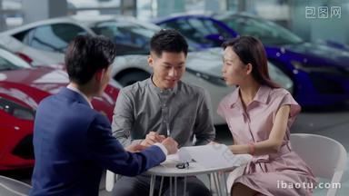 汽车销售人员与青年夫妇确认购车意向